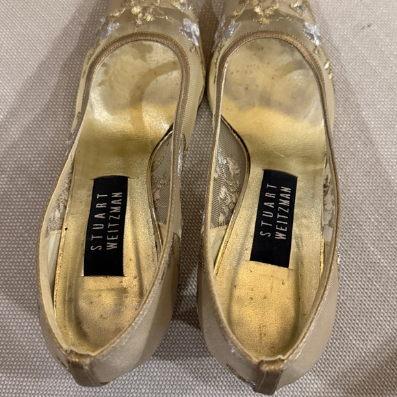 STUART WEITZMAN Embroidered mesh pumps GOLD 2.5” semi-block heel EUC US 8.5 Med - Picture 9 of 15